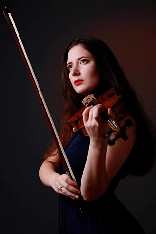 Colin-Gopin Irina, violinist (Enlarge)