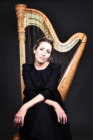 Huldai Dana, harpist (Enlarge)